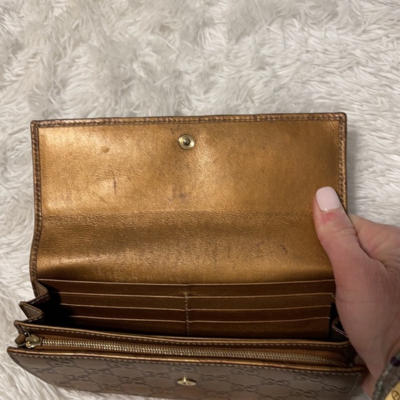 Glossy metallic bronze Gucci wallet - Picture 2 of 8